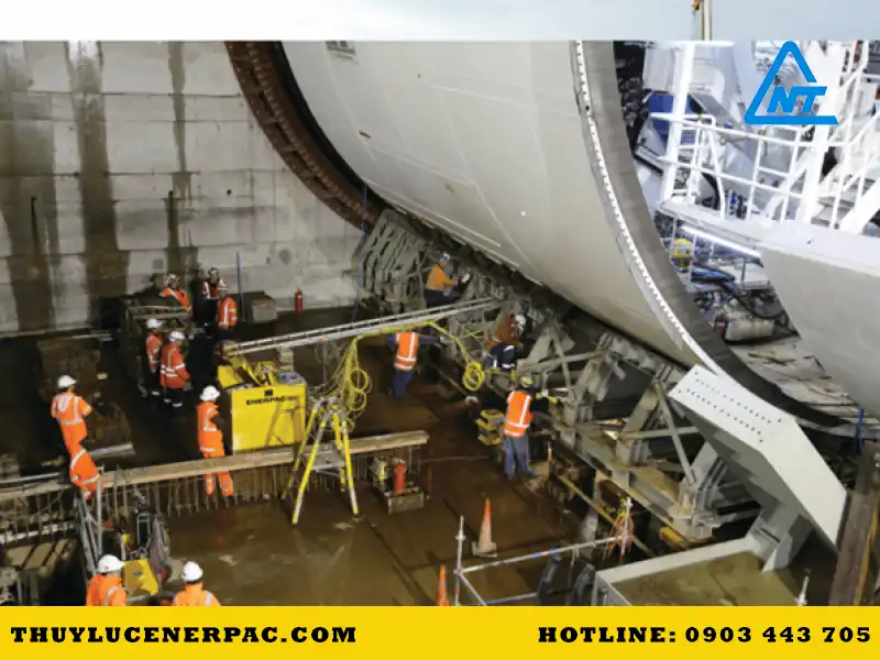 Máy Khoan Hầm (TBM) Kỳ Quan Kỹ Thuật Định Hình Hạ Tầng và Giải Pháp Thủy Lực Enerpac 2 may khoan ham tbm ky quan ky thuat dinh hinh ha tang va giai phap thuy luc enerpac 1740648647